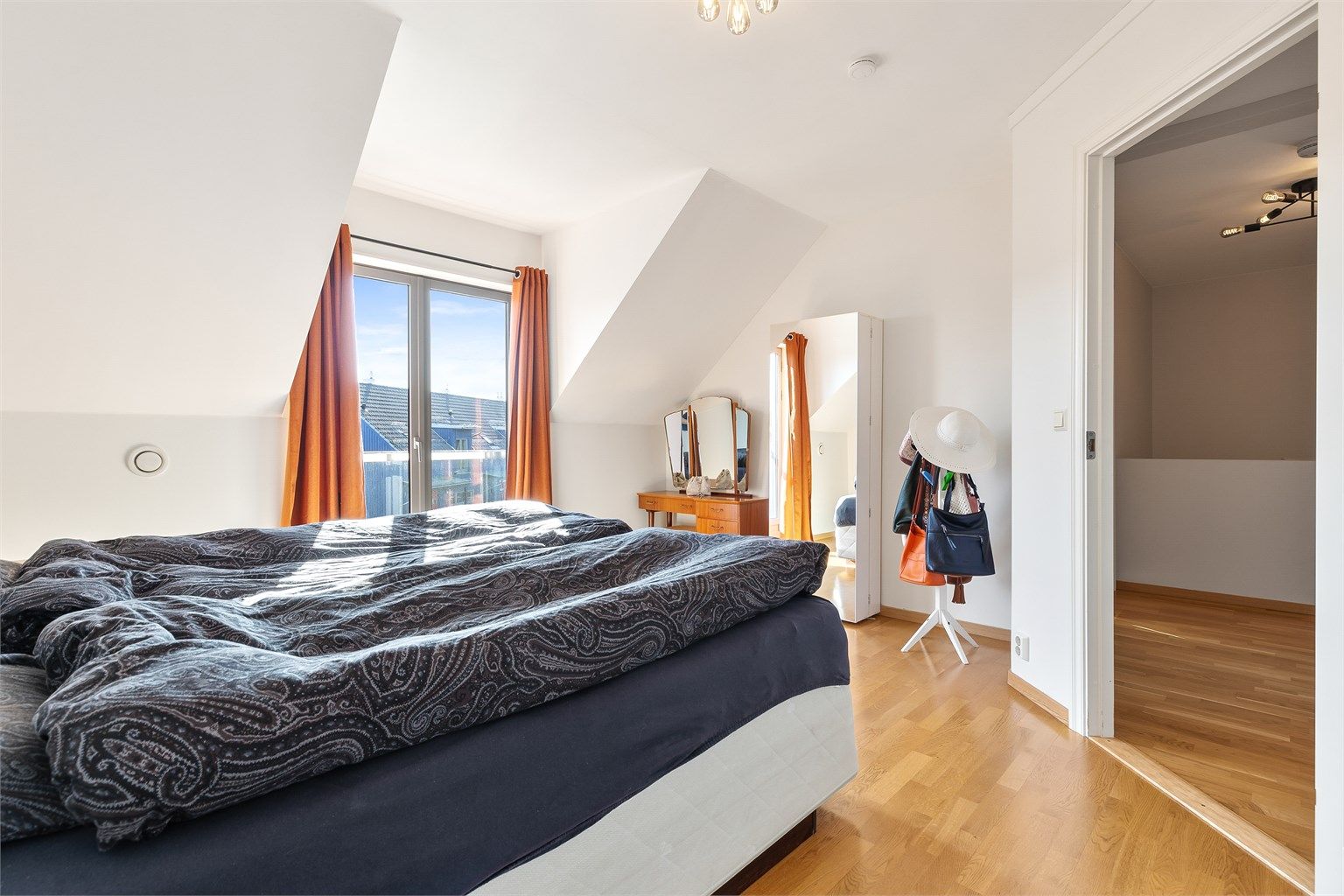 Boligen har 3 soverom. Hovedsoverommet er av god størrelse og har plass til dobbeltseng, nattbord på hver side og garderobeskap.