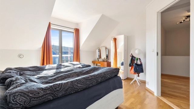 Boligen har 3 soverom. Hovedsoverommet er av god størrelse og har plass til dobbeltseng, nattbord på hver side og garderobeskap.