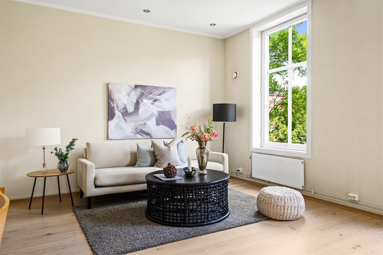 Leiligheten har en lys og romslig stue som ligger i åpen løsning med kjøkkenet. Store vindusflater som slipper inn rikelig med naturlig lys, og generøs takhøyde.