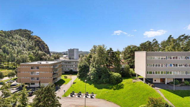 - Utsikt fra balkongen mot borettslagets flotte fellesområder og nærliggende natur -