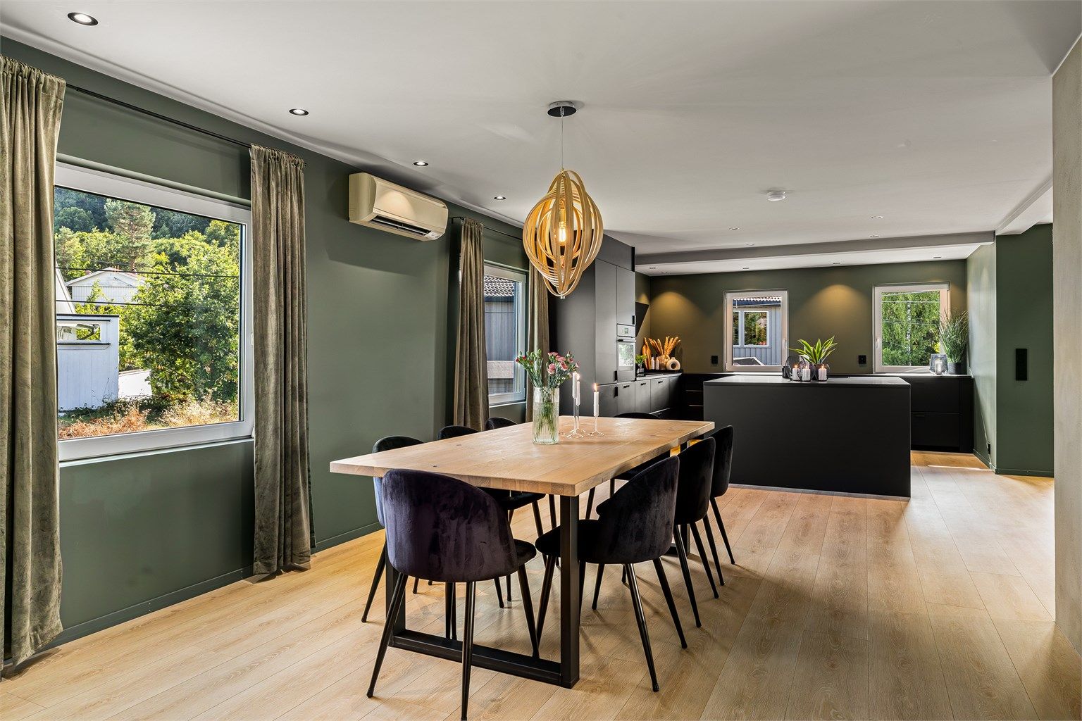 Eneboligen er nyoppusset innvendig i tidsriktige farger.