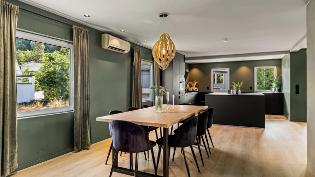 Eneboligen er nyoppusset innvendig i tidsriktige farger.