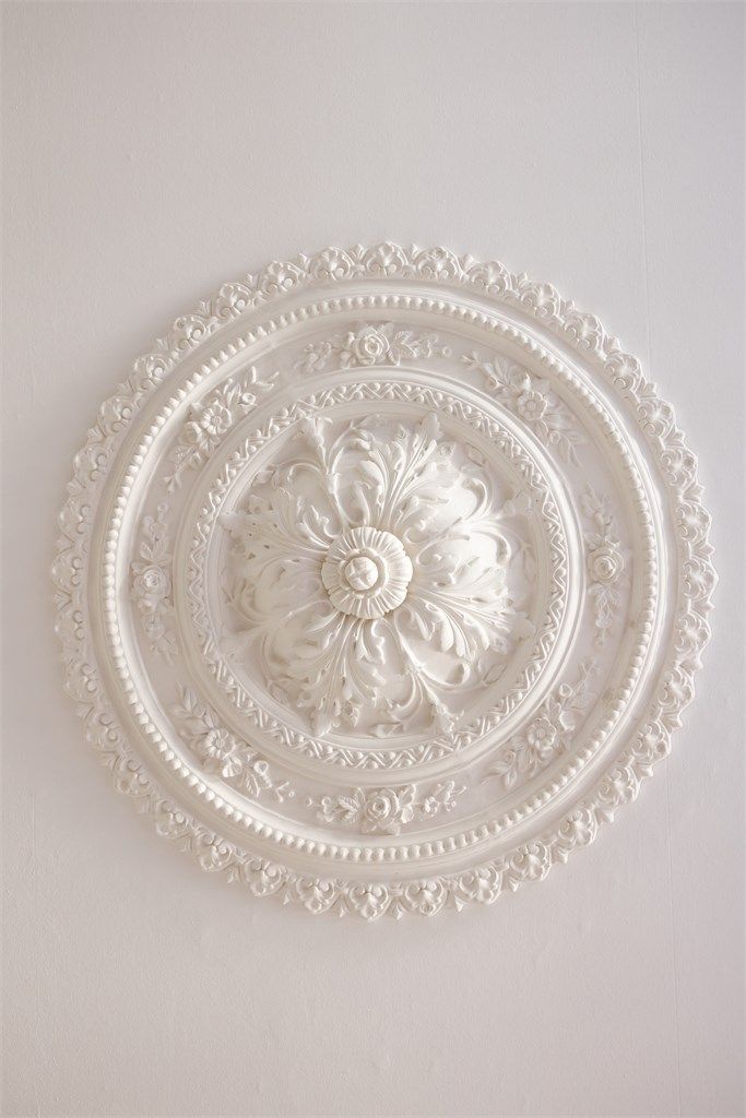 Det er en nydelig original rosett sentralt i himlingen i stuen.