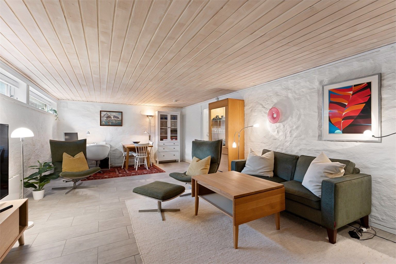 Rommet har flislagt gulv med gulvvarme, som gjør det til et komfortabelt oppholdsrom.