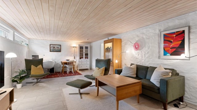 Rommet har flislagt gulv med gulvvarme, som gjør det til et komfortabelt oppholdsrom.