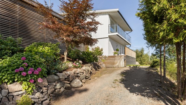 Gruslagt gårdsplass utenfor eiendommen
