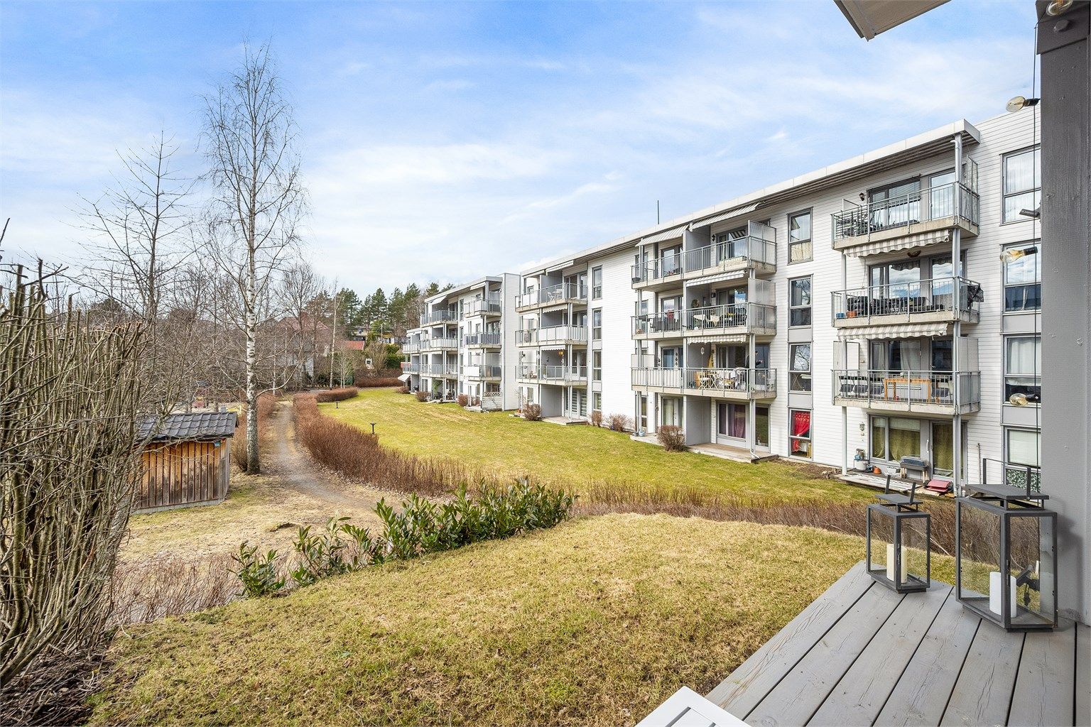 Uteplassen har en fredelig beliggenhet med utsikt over borettslagets fellesarealer.