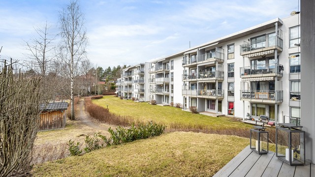 Uteplassen har en fredelig beliggenhet med utsikt over borettslagets fellesarealer.