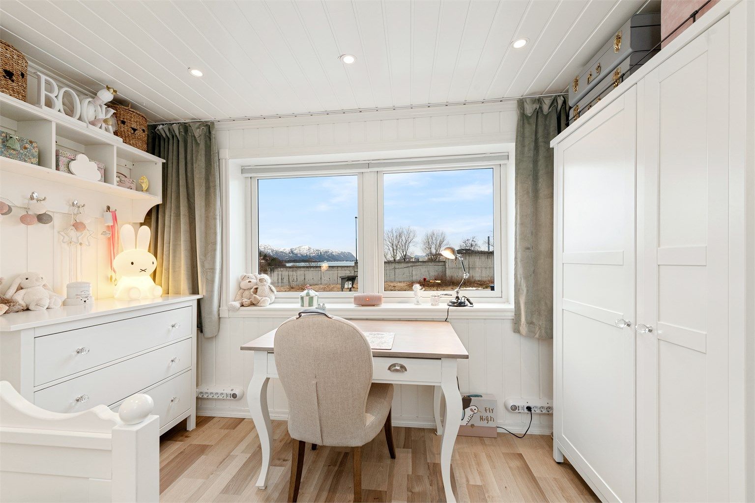 Rommet har malt panel på vegger og i tak, med innfelt spottbelysning