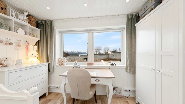 Rommet har malt panel på vegger og i tak, med innfelt spottbelysning