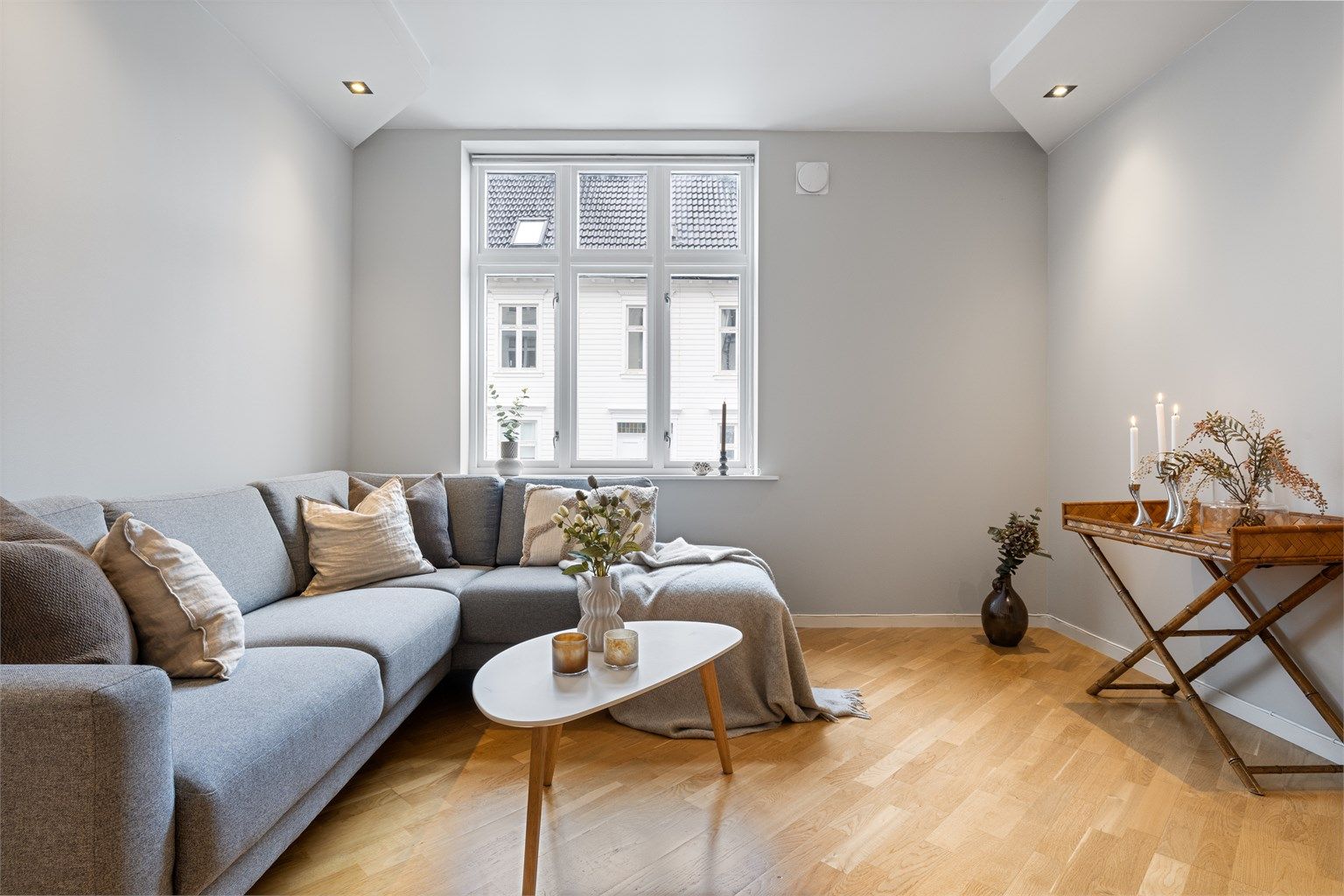 Lys og innbydende stue med vegger i fargen kalk - en farge som er lett å kombinere med andre farger