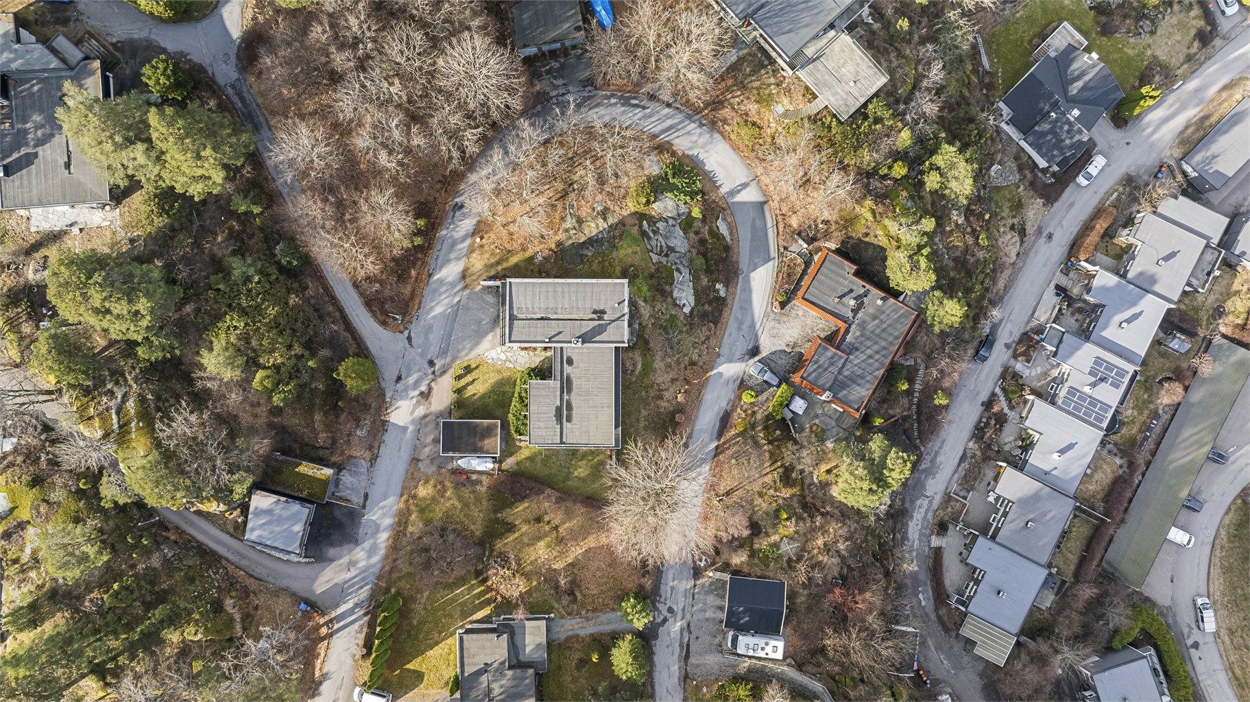 Flyfoto som viser eiendommens plassering i terrenget.