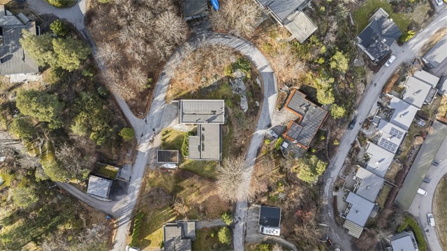 Flyfoto som viser eiendommens plassering i terrenget.