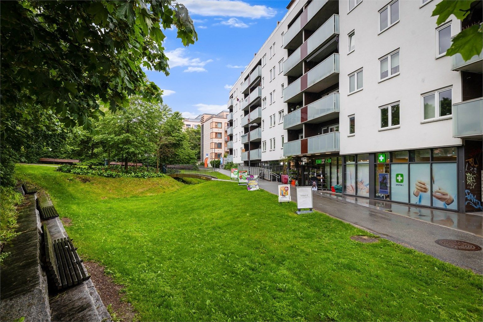 Leiligheten ligger i Carl Berner-passasjen og her finner du blant annet Kiwi, apotek, sushi-restaurant, vinmonopol, hudpleiesalong og blomsterbutikk i 1. etasje