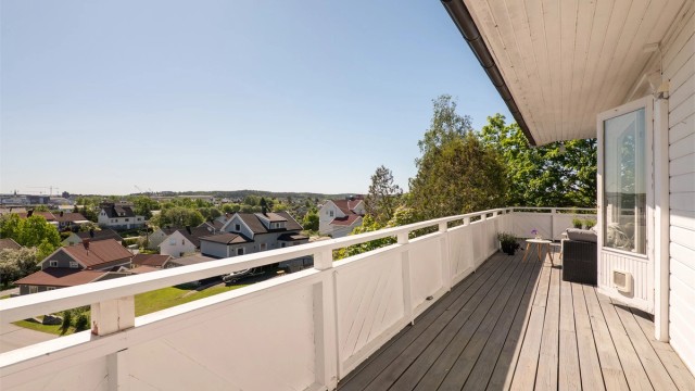 På den østvendte altanen er det tett på 180 grader vi utsikt fra Kråkerøy i sør til toppene i Fredrikstadmarka i nordøst.