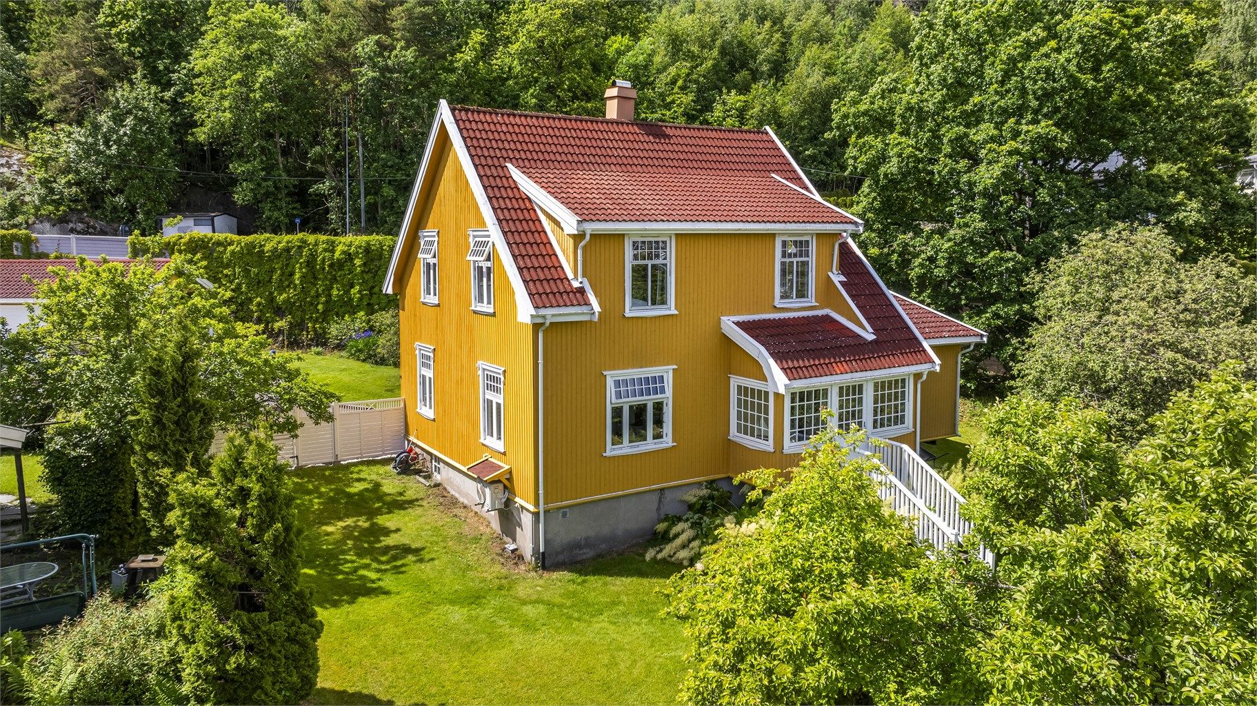 Velkommen til Stubbveien 7! Boligen er omkranset av en frodig hage som gir en privat og tilbaketrukket atmosfære. [ Foto: Maciej Krzysztof Krawczyk ]