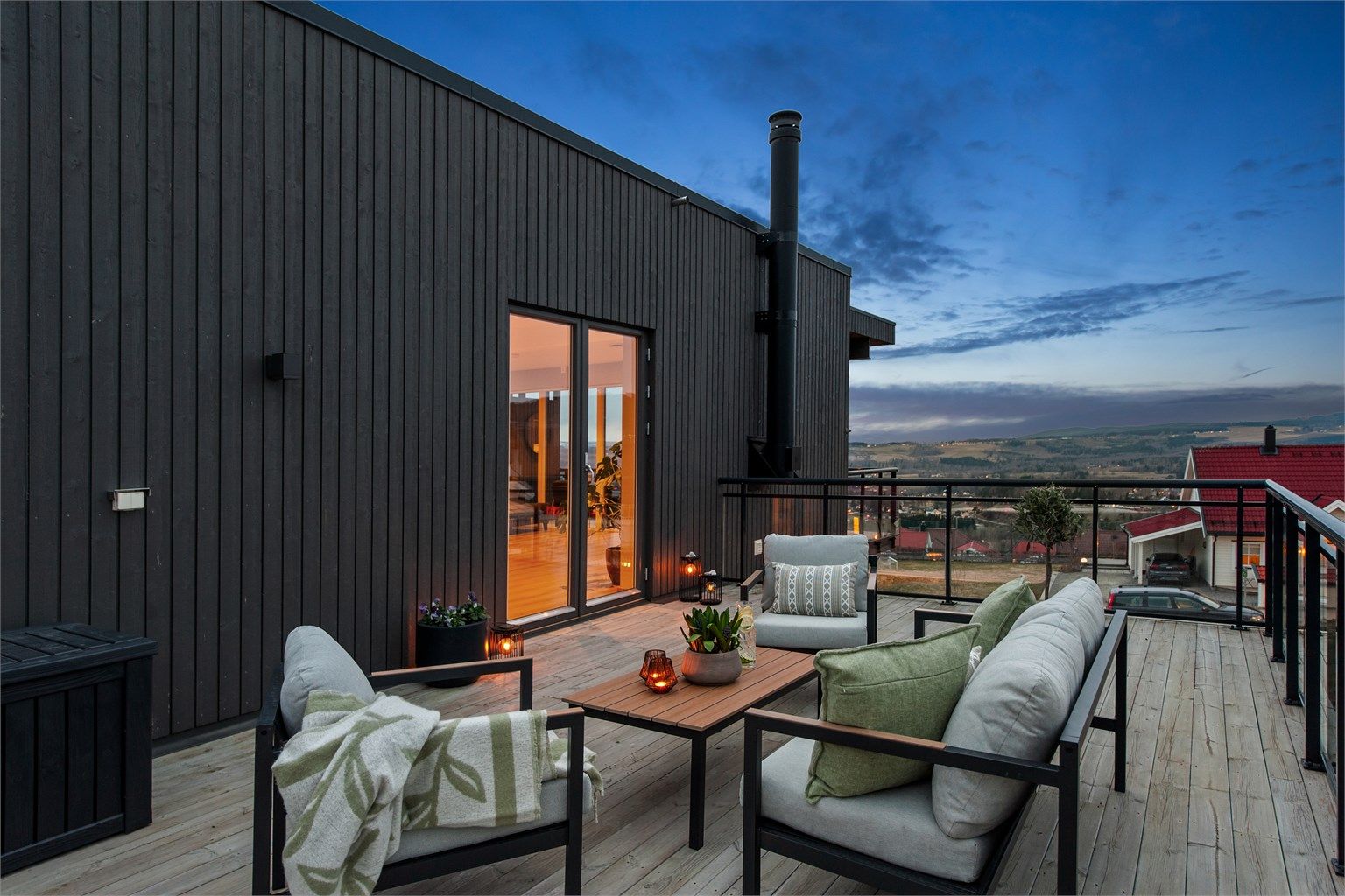 Boligen har både romslig terrasse og balkong med flotte utsiktsforhold. 