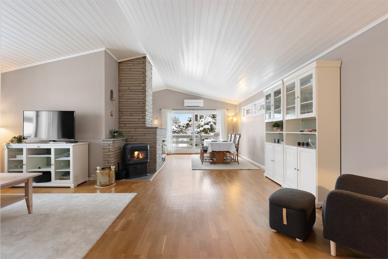 Stuen er et lyst og luftig rom med god takhøyde på opptil 3,20 meter og plass til flere sittegrupper.