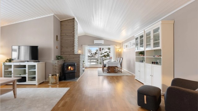 Stuen er et lyst og luftig rom med god takhøyde på opptil 3,20 meter og plass til flere sittegrupper.