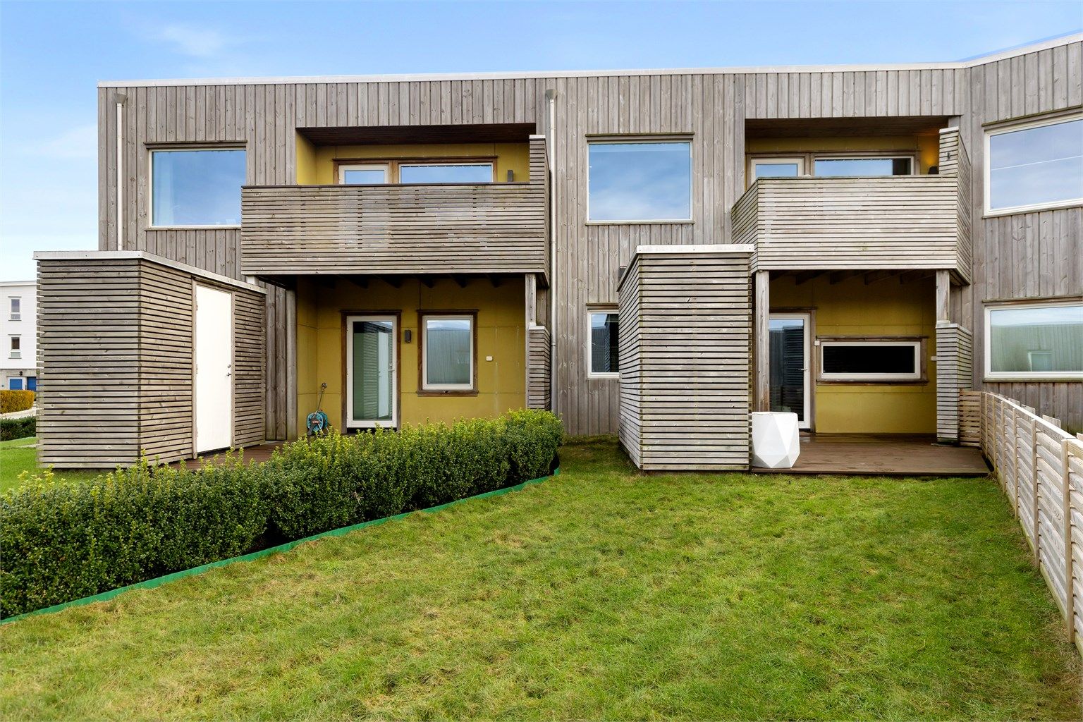 Solrik markterrasse med hyggelig hage – perfekt for avslapning og utendørs samvær.