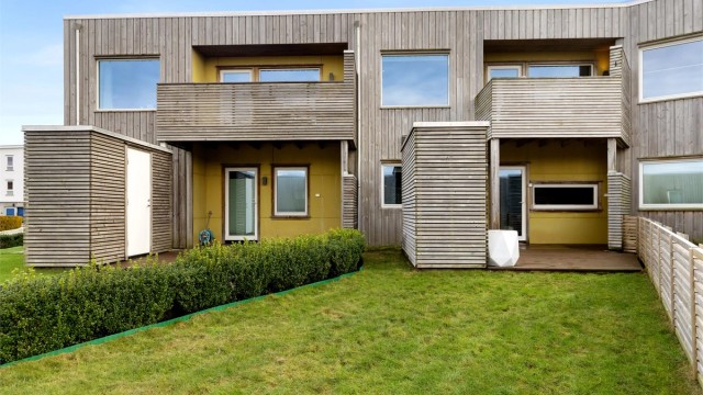 Solrik markterrasse med hyggelig hage – perfekt for avslapning og utendørs samvær.