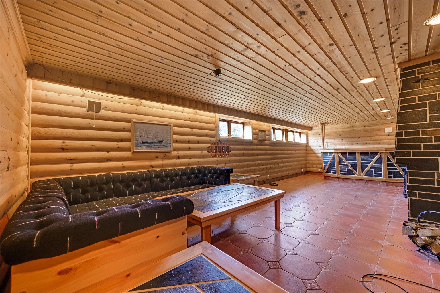 Det innredede rommet i kjelleren har betonggulv og vegger med panel, som gir en lun atmosfære. (Ikke godkjent til varig opphold)