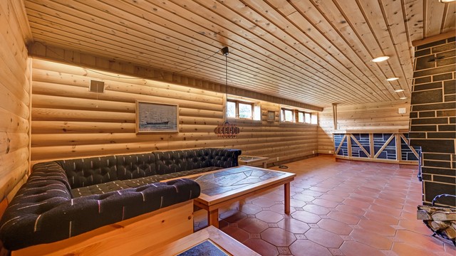 Det innredede rommet i kjelleren har betonggulv og vegger med panel, som gir en lun atmosfære. (Ikke godkjent til varig opphold)