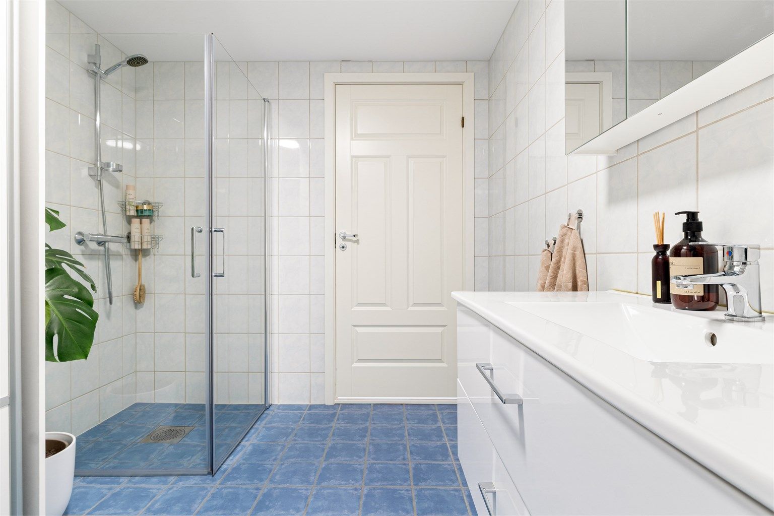 Badet er originalt fra byggeår (2005)