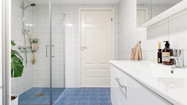 Badet er originalt fra byggeår (2005)