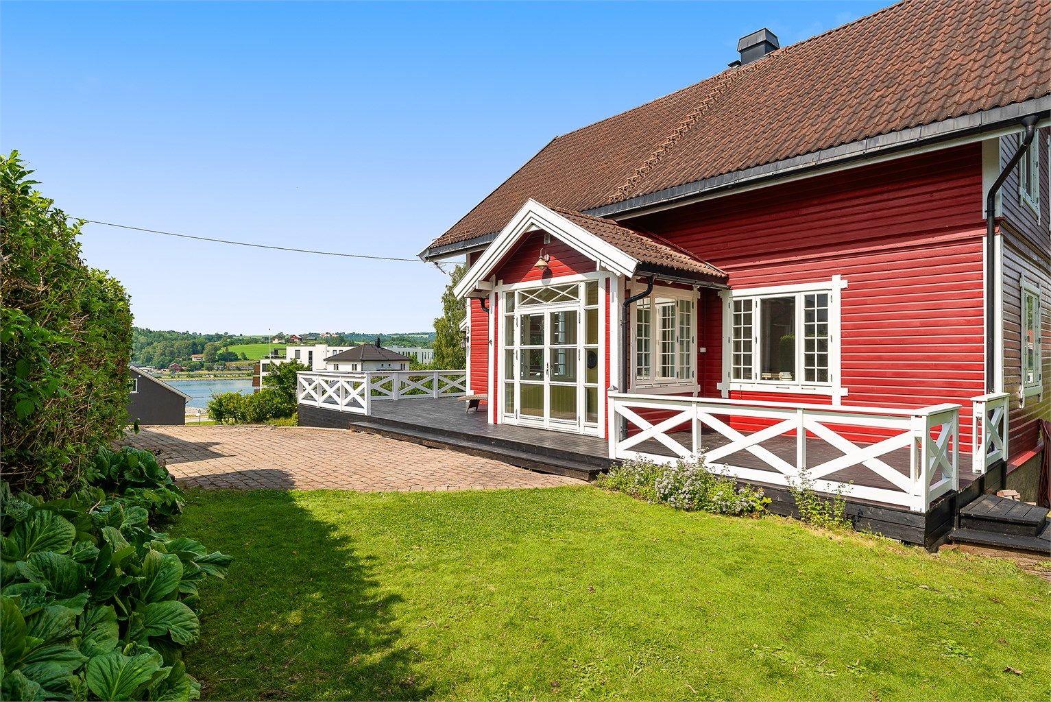 Solrik plassering og nydelig utsikt mot Vorma. Det er kort vei til både Vorma og Mjøsa, som begge har havner og båtforeninger.  Videre kan det skiltes med nærhet til skoler, bhg og kollektiv transport. 