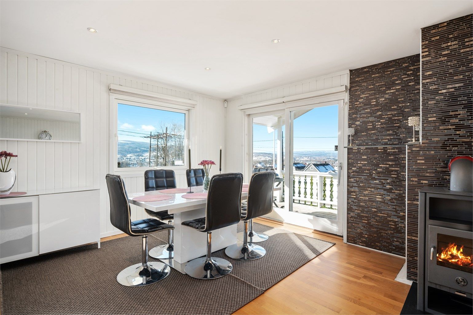 Ved kjøkkenet er det god plass til spisestue 