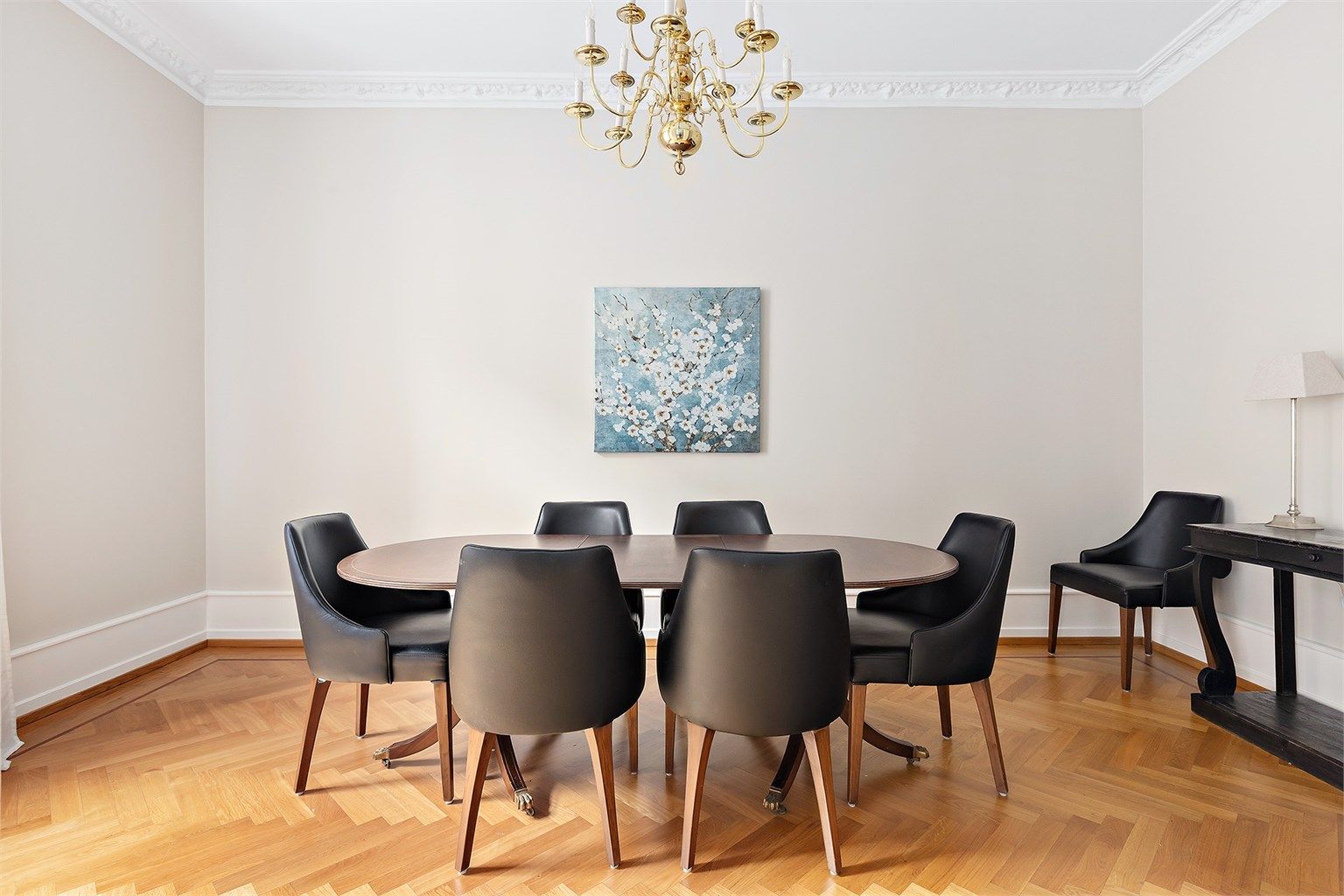 Innbydende spisestue med god plass til spisegruppe. 