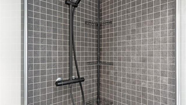 Praktisk dusjnisje med innfellbare dører og regndusj.