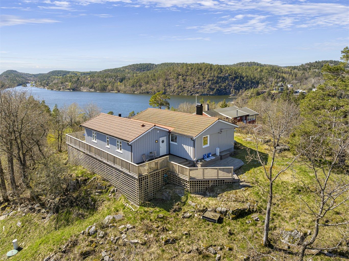 Hytta ligger høyt og fritt på toppen.