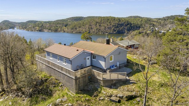 Hytta ligger høyt og fritt på toppen.