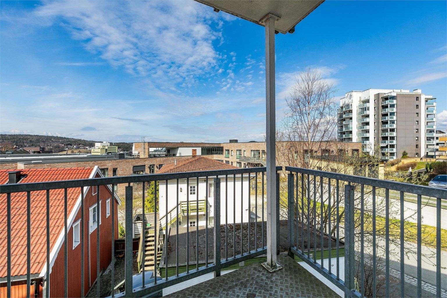 I årets varme måneder er kveldssolen på verandaen nærmest helt til den går ned bak Jeløy. Fotograf; Børge Oppegård.