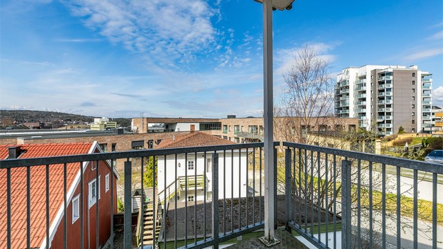 I årets varme måneder er kveldssolen på verandaen nærmest helt til den går ned bak Jeløy. Fotograf; Børge Oppegård.