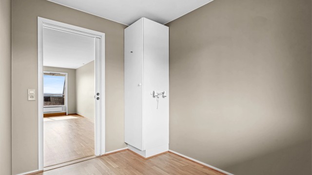 Soverom ll: Kan fint brukes som kontor eller som gjesterom til barnebarna.