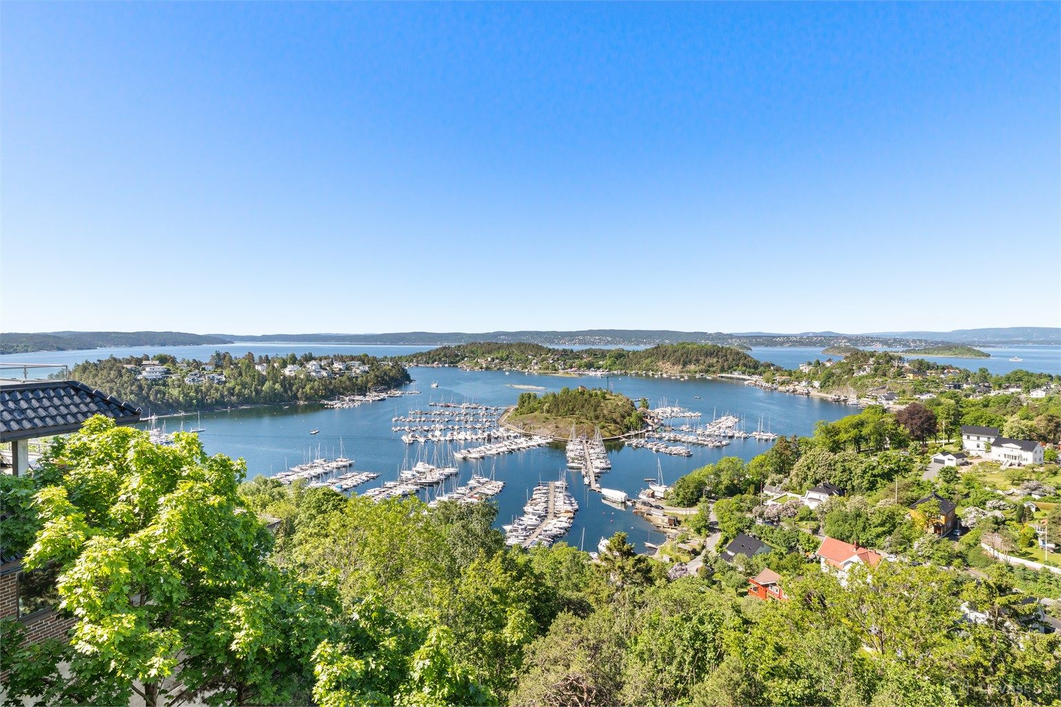 Eiendommen ligger i et etablert og rolig boligområde på Bekkelaget.