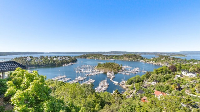 Eiendommen ligger i et etablert og rolig boligområde på Bekkelaget.
