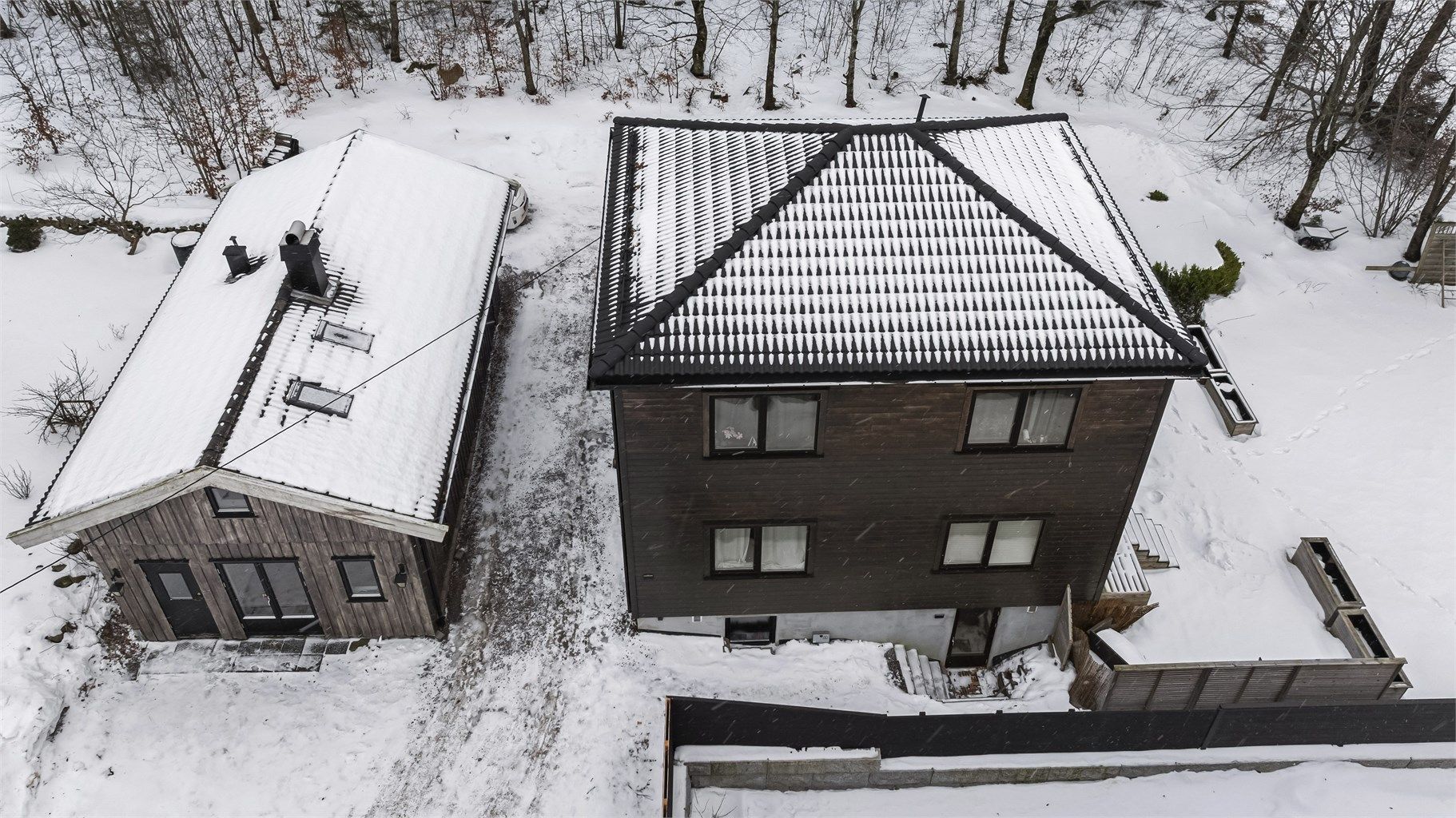 Boligen har gjennomgått flere oppgraderinger og renoveringer i løpet av perioden 2022 til 2023. Ytterdører, vinduer og terrasse-/balkongdører er fra blant annet 2022/2008. Nytt yttertak i 2022. Ny drenering i 2022.