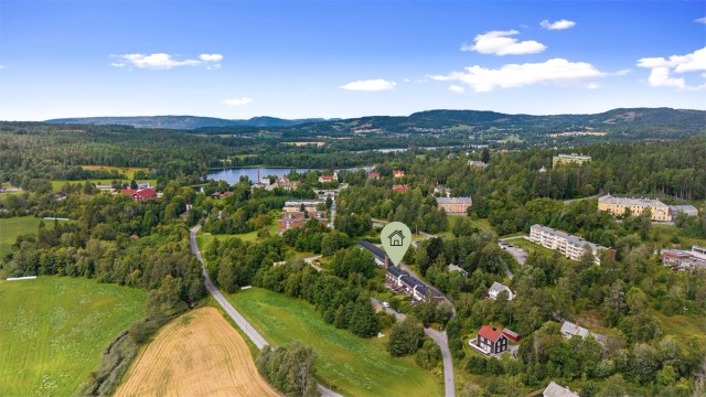 Eiendommen ligger i naturskjønne omgivelser med skog og vann som nærmeste naboer.
