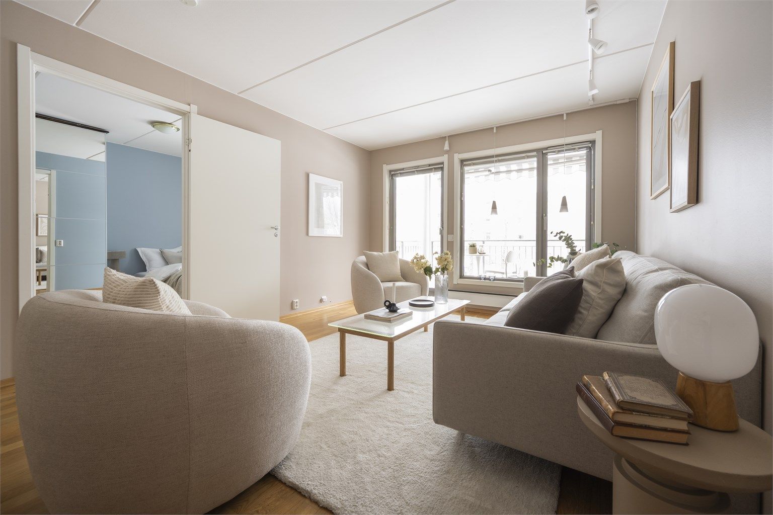 Lys, trivelig stue med gode møbleringsmuligheter.