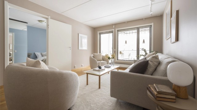 Lys, trivelig stue med gode møbleringsmuligheter.