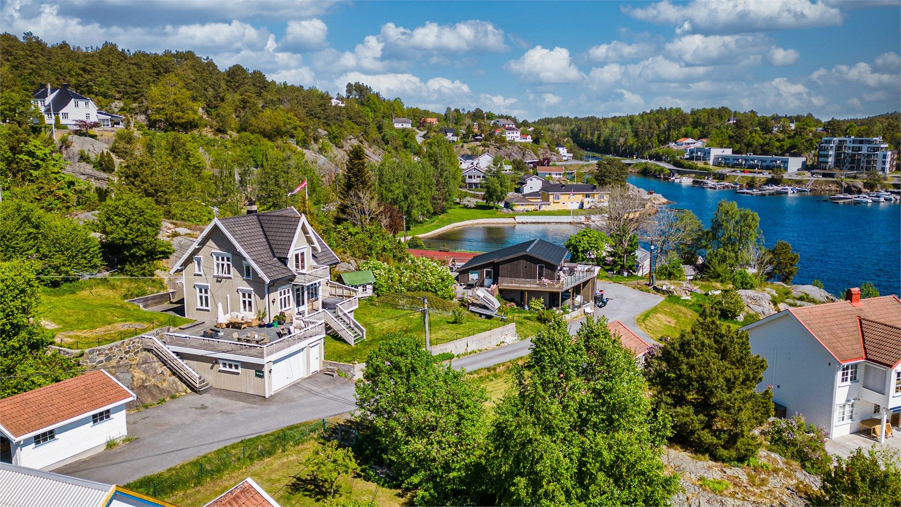 Eiendommen ligger sjønært og fint med kort vei til badeplasser.