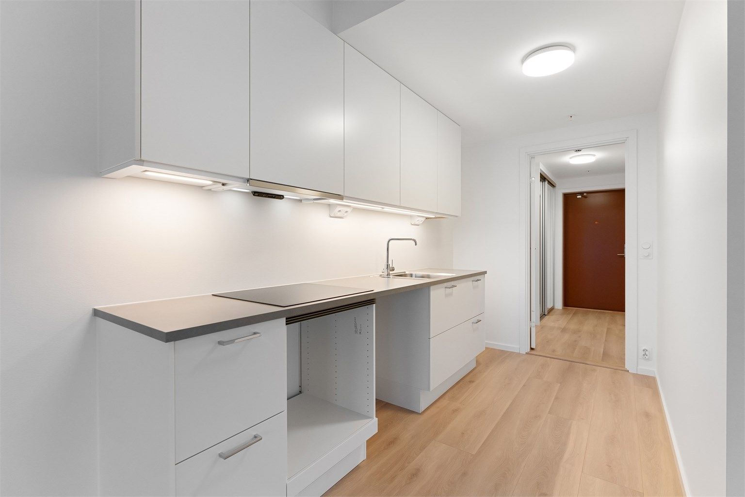 Praktisk plassering av kjøkkenet. Nye hvitevarer er satt inn og medfølger. 