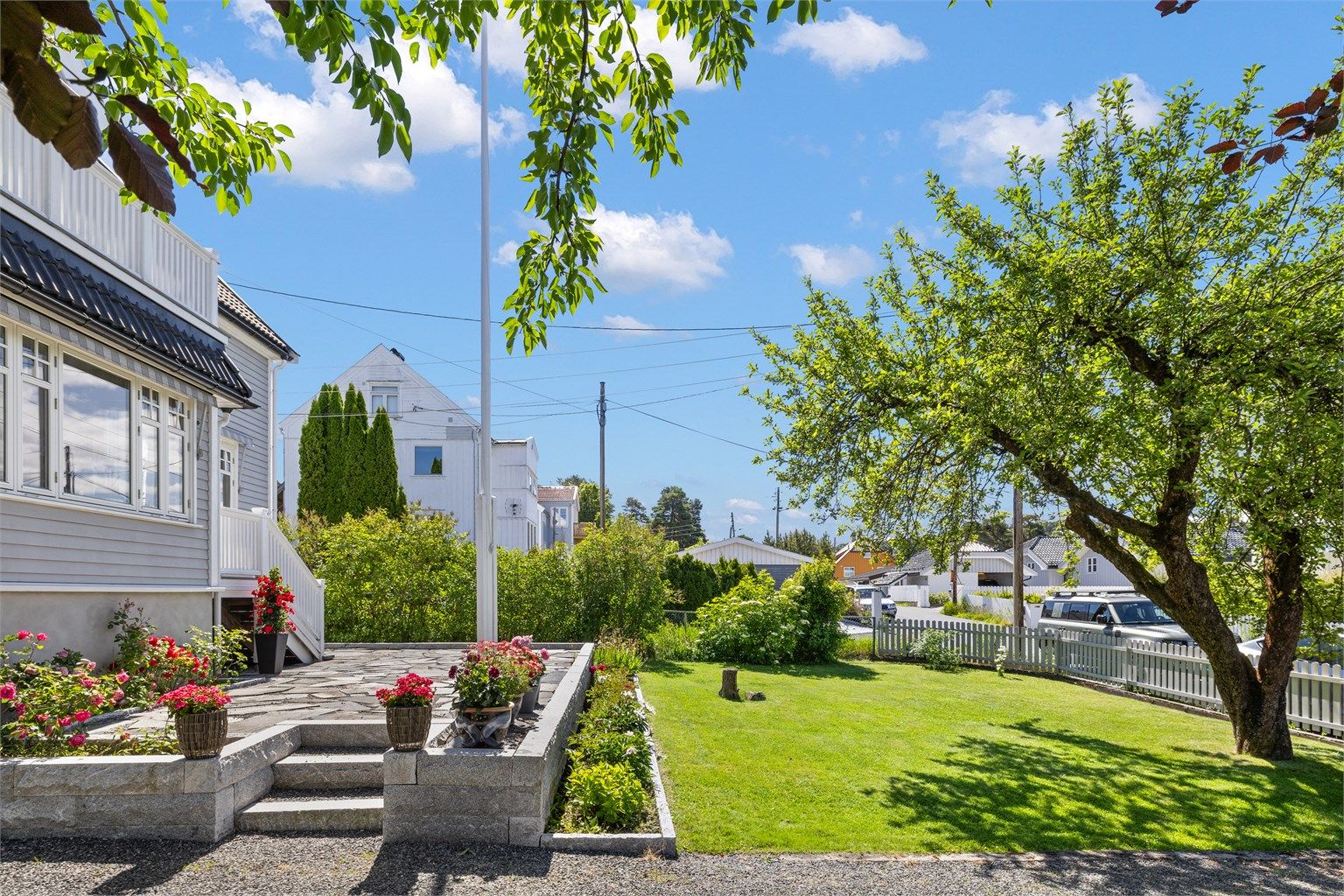 Fra stuen er det direkte utgang til en pen hellebelagt markterrasse på 47 m². Videre adkomst til den frodige hagen. 