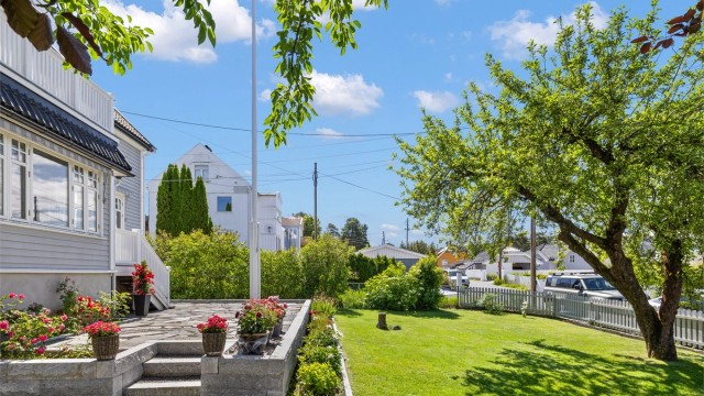 Fra stuen er det direkte utgang til en pen hellebelagt markterrasse på 47 m². Videre adkomst til den frodige hagen.