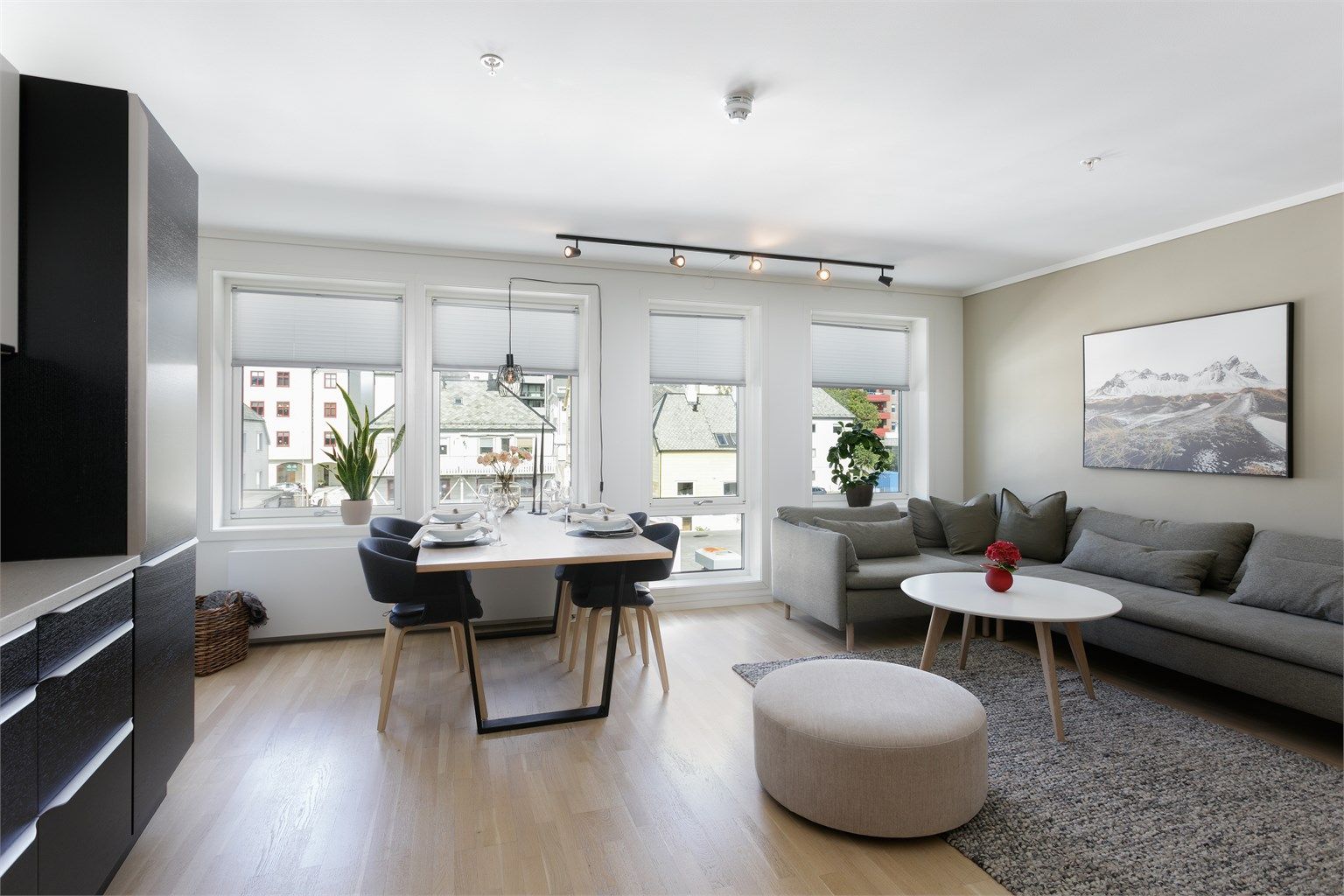 Stue og kjøkken i åpen løsning. Store vindusflater og godt med naturlig lysinnslipp