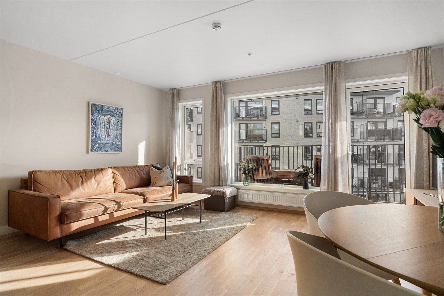 Overflatene er holdt i behagelige og tidsriktige nyanser.